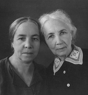 Моя бабушка Слава Исааковна Залкина и моя тётя Феня Павловна Залкина. 12 июля 1945 года, Харьков