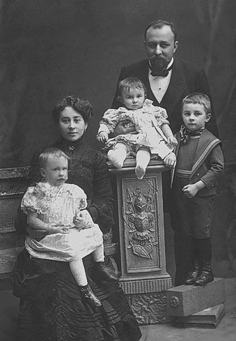 Здислав Константинович Маевский с женой Валентиной Юльевной, сыном Евгением, дочерьми Элей и Жермен (1904)